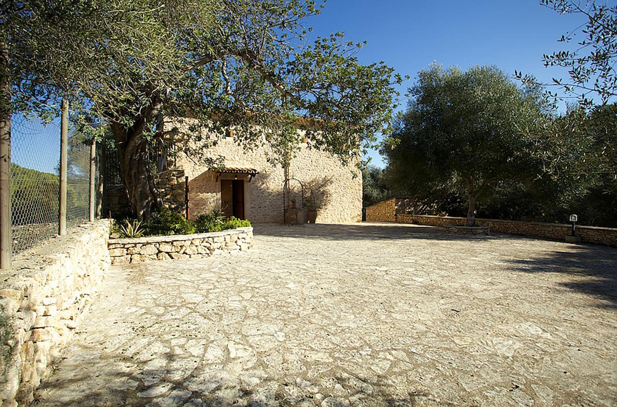 In A Peaceful Rural Setting For Large Groups Petra (Mallorca)